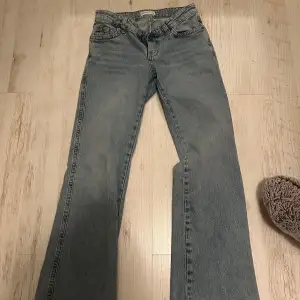 säljer nu ett par bootcut mid waist jeans från gina tricot. använda några gånger. lite slitet nere vid fötterna då dom varit för långa för mig, men annars i bra skick