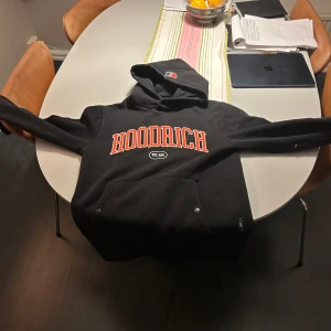 Phoenix Hoodrich hoodie - Säljer en svart röd phoenix hoodrich hoodie eftersom den blev för liten för mig. Väldigt bra skick och inga defekter. Det är bara en hoodie och ingen byxa.