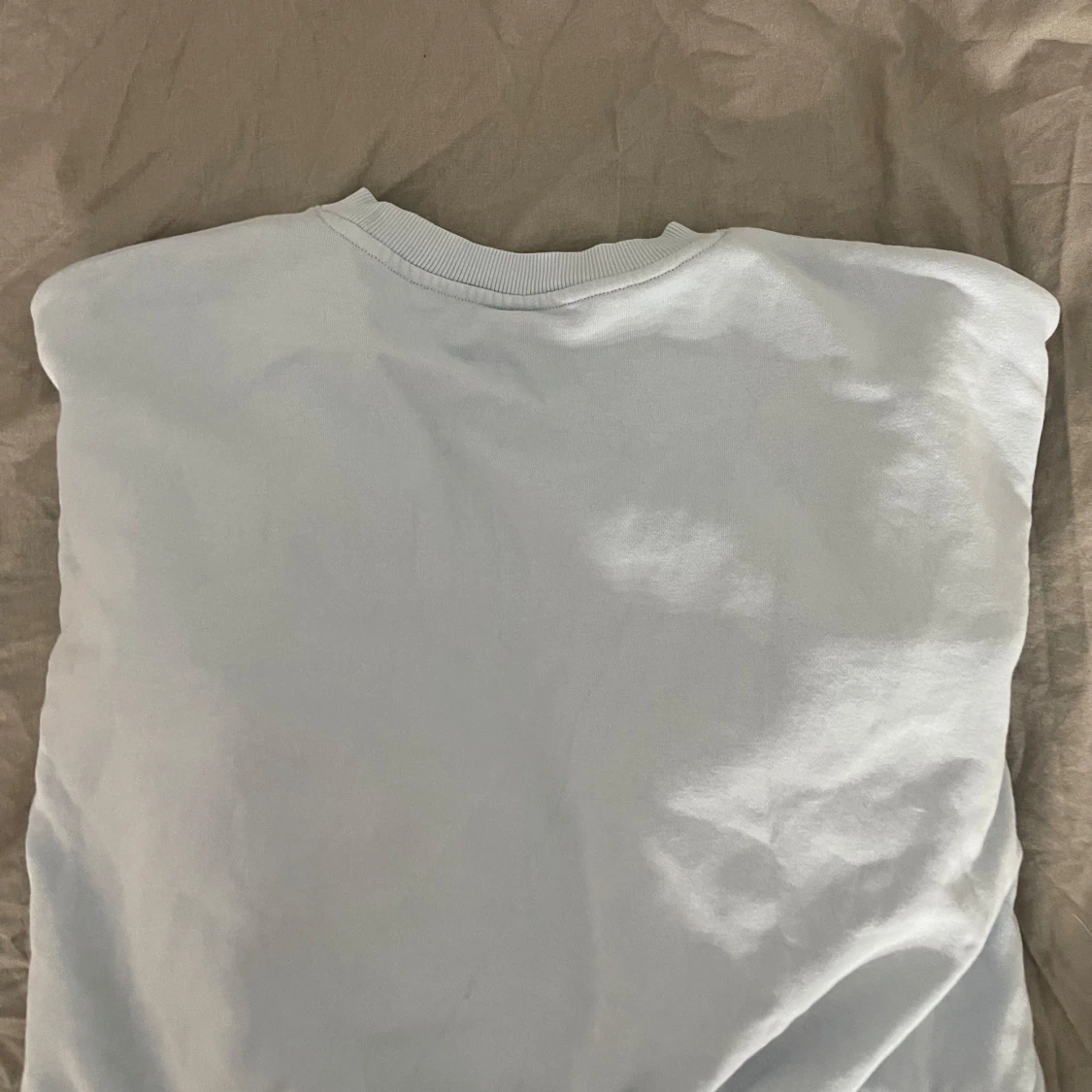 Ljusblå tröja med volanger på ärmarna från Lindex  - 90