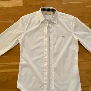 Vit Burberry skjorta Small - Riktig vit Burberry skjorta i storlek Small. 10/10 skick använd fyra gånger, säljer den eftersom den blivit för liten. Skriv gärna vid minsta fråga eller för fler bilder, nypris 5600 mitt 725