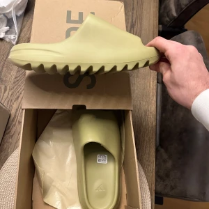 Yeezy slides  - Oanvända tofflor är i nya skick samt jätte sköna att gå med säljer pågrund av att jag köpte två tofflor men gillade inte färgen på båda kan vara öppen med utbyten ifall ni har färgen vit eller svart 