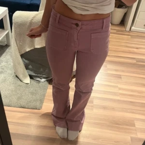 Rosa jeans - Är slitna längst ner därav priset, men så sjukt snygga!!