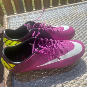  Nike mercurial Vapor VII FG, fotbollsskor - Fint bevarade Nike Mercurial VII (Elite)  I väldigt bra skick förutom hälen och saknad dobb, som lätt kan fixas och inte märks av när man bär skon.  Kontakta för fler frågor eller bilder!