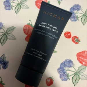 Pore Refining Detox Mud Mask från Hickap - Säljer en Pore Refining Detox Mud Mask från Hickap. Den innehåller salicylsyra och kol, perfekt för normal och kombinerad/fet hy. 100% vegansk och kommer i en snygg mörk tub. Perfekt för att rengöra och förfina porerna!