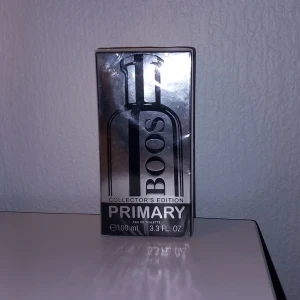 Boos Primary Collector's Edition Eau de Toilette - Säljer en Boos Primary Collector's Edition Eau de Toilette. Flaskan är 100 ml och kommer i en snygg silverfärgad förpackning. Perfekt för den som gillar en fräsch och unik doft. Passar både till vardags och speciella tillfällen. Perfekt presentidé eller för att unna sig själv något extra!