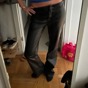 Utsvängda läder byxor - Sjukt snygga utsvängda/bootcut läderbyxor från Motelrocks🫶