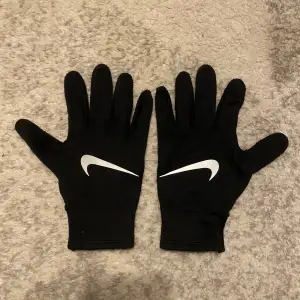 Säljer ett par svarta Nike-handskar i gott skick, de har lite nopp men det går att ta bort. Handskarna är bekväma och är perfekta inför vintern. 