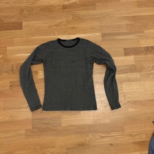 Brandy mellvile randig långärmad tröja -  Randig långärmad tröja från brandy i bra skick!🫶