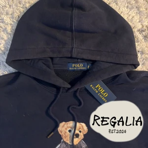 Ralph Lauren Bear - Säljer en navy hoodie från Ralph Lauren. Den är perfekt för en avslappnad stil. Tag 🏷️ kommer med. Priset är inte hugget i sten 🪨 Passar både till vardags och chillkvällar. 🐻🖤