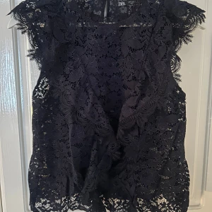 Spetsblus - Snygg mörkblå blus från Zara! Använd typ 4 gånger. Storlek S säljer för 250 kr🥰