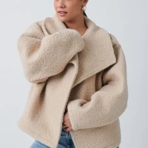 Beige teddyjacka - Säljer en supermysig beige teddyjacka i mycket bra skick, använd Max 5 gånger. Den har en oversized passform och långa ärmar, perfekt för höst och vinter. Jackan är gjord av syntetmaterial och har en stilren design. Perfekt för att hålla sig varm och snygg under kyliga dagar!