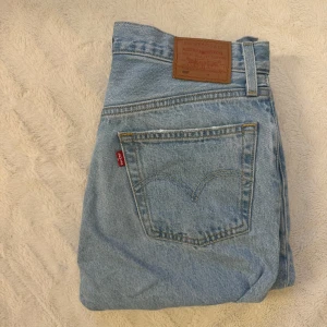 Levis 501 ljusblå jeans - Säljer ett par klassiska Levis 501 jeans i ljusblå denim. De är i mycket bra skick & använda någon enstaka gång💖. Köpta för 1500kr 