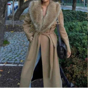 Beige kappa från Zara - Säljer en superfin beige kappa från Zara. Nyskick. Köpt för 1900kr säljer för endast 599kr.