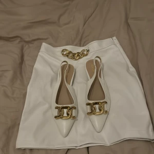 Vit kjol med vita platåskor  - Vit kjol med vita platåskor till Storlek Small på kjol  Storlek 40 skor