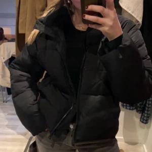 Svart pufferjacka - Säljer en svart pufferjacka i ett bra skick.använd ett fåtal gånger.