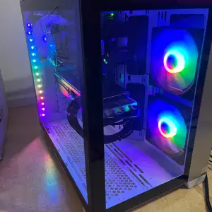 Säljer nu min fantastiska streaming & gaming setup som enkelt klarar alla spel på högsta grafik och hög upplösning (4k/1440p) bland annat cyberpunk 2077 , RDR2 , Gta 5 , fortnite , Mafia 1-3 , valorant , CSGO , Microsoft flight simulator , the last of us , call of duty  med mycket mera    Skärm : AOC  Flight Yoke System    Datorn är byggd för att kunna live streama utan problem men även byggd för tung arbets belastning .  Specifikationer:  Processor : Ryzen 9 5900X 12c/24t 4,8ghz turbo   Grafik 