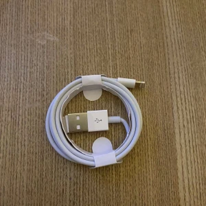 Laddare - USB till IPhone  - Helt ny och oanvänd USB till iPhone laddare!  En meter lång! Skickas kort efter köp med bra förpackning! Tveka inte på att skriva om du har frågor!