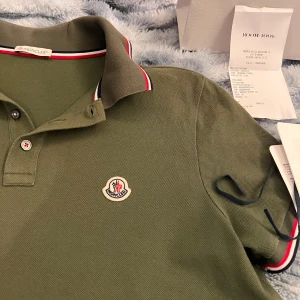 Moncler piké  - Säljes pga att den ibte riktigt är min stil längre | Skick 10/10 endast använd ett fåtal gånger, inga defekter | kvitto finns | Hör av dig vid funderingar/ Mvh Nouk  :) 