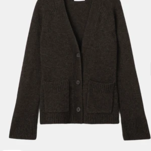 Mörkbrun kofta  - Säljer en mysig mörkbrun kofta med knappar framtill. Den har långa ärmar och två praktiska fickor. Perfekt för höst och vinter när du vill hålla dig varm och stilren. Aldrig använd 💕💕