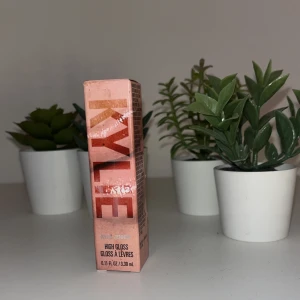 High Gloss från Kylie Cosmetics - Säljer en superfin High Gloss från Kylie Cosmetics i nyansen 'Daddy's Girl'. Den kommer i en snygg rosa förpackning och ger en glansig finish. Perfekt för att få till den där extra glansen på läpparna! 💖Inte använd helt ny!