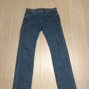 Blå levis jeans - Säljer ett par klassiska blå Levis jeans i mycket bra skick. De har en straight passform och är tillverkade i slitstarkt denim. Perfekta för både vardag och fest! 🕺