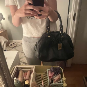 Svart Marc Jacobs väska!  - Snygg Marc Jacobs väska i jättebra skick