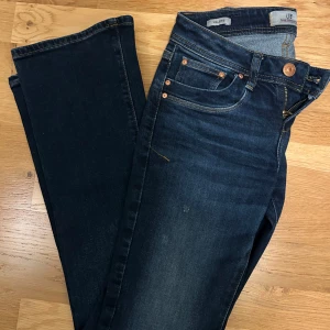 Ltb jeans Valerie - Supersnygga Ltb Valeriejeans i storlek 24/32! Jättebra skick! Innerbenslängd: 81 cm Midja: 31 cm rakt över!