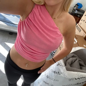 Rosa festtopp  - Jättefin rosa topp som kan användas festligt eller till vardagen. I bra skick 