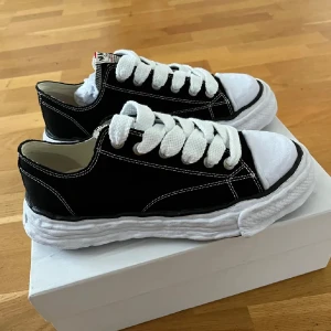Maison mihara skor - Säljer ett par  sneakers från Maison Mihara Yasuhiro. Jag säljer pga har andra par som passar mig medans dessa va små på mig. Priset kan självklart diskuteras