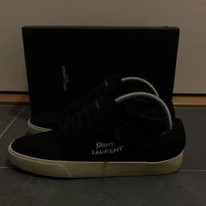 Svarta YSL skor - Säljer dessa feta svart YSL skor då de inte passar mig. Hög kvalitativa och dustbag samt skolåda ingår. Hör av er ifall ni har frågor eller funderingar!