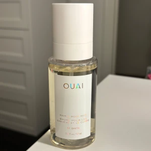 Ouai hair & body mist - Hair & body mist från Ouai i doften St.Barts. Den doftar kokos och ananas, påminner om en piña colada. Den är i princip oanvänd endast testad ett fåtal gånger! Väldigt svår att få tag i
