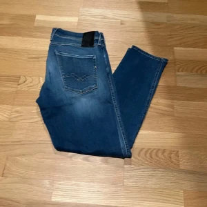 Replay jeans  - Säljer ett par snygga blå jeans från Replay, modell Anbass. De har en klassisk femficksdesign och en bekväm passform. Jättebra skick, nästan i princip som nya W34 L30. Perfekta för både vardag och fest! 🕺 Pris går att diskuteras