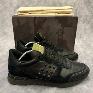 VALENTINO ROCKRUNNERS  - - Valentino Rockrunners- Skick: 9,5/10 - Tillbehör: Box, Dustbags - Storlek 44 - Nypris ca 7500kr // DeluxeCloset