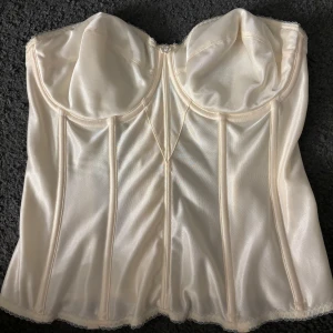 Ljusgul korsett - Super fin ljusgul korsett i sidenmaterial. Står ingen storlek men skulle säga att den sitter som en S!💛💛