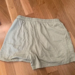 Grå shorts från Amisu - Säljer ett par bekväma grå shorts från Amisu i storlek S. De har en elastisk midja med snörning och är perfekta för en avslappnad stil. Shortsen är gjorda i ett mjukt material, vilket gör dem sköna att bära under varma dagar.