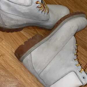 Grå boots från Timberland - Säljer ett par klassiska grå Timberland boots i skinn. Använda några gånger, pris kan diskuteras! 