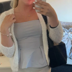 Vit fluffig kofta - Säljer en supermysig vit kofta som är perfekt för kyliga dagar. Den är fluffig och har en härlig textur som gör den extra speciell. Super fin o lätt att matcha med olika outfits. Perfekt för både vardag och fest! 🤍aldrig använd