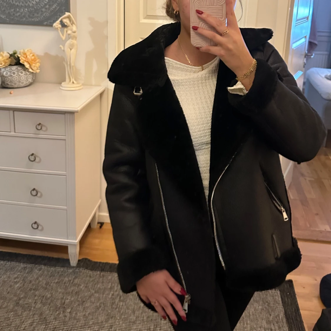 Svart jacka med pälsdetaljer