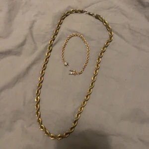 Cordell halsband och armband guld - Säljer dessa 18k guldpläterade cordell halsband och armband då jag ej använder de längre. Pris för endast armband 500kr. Pris för endast halsband 700kr. Pris för båda två 1000kr