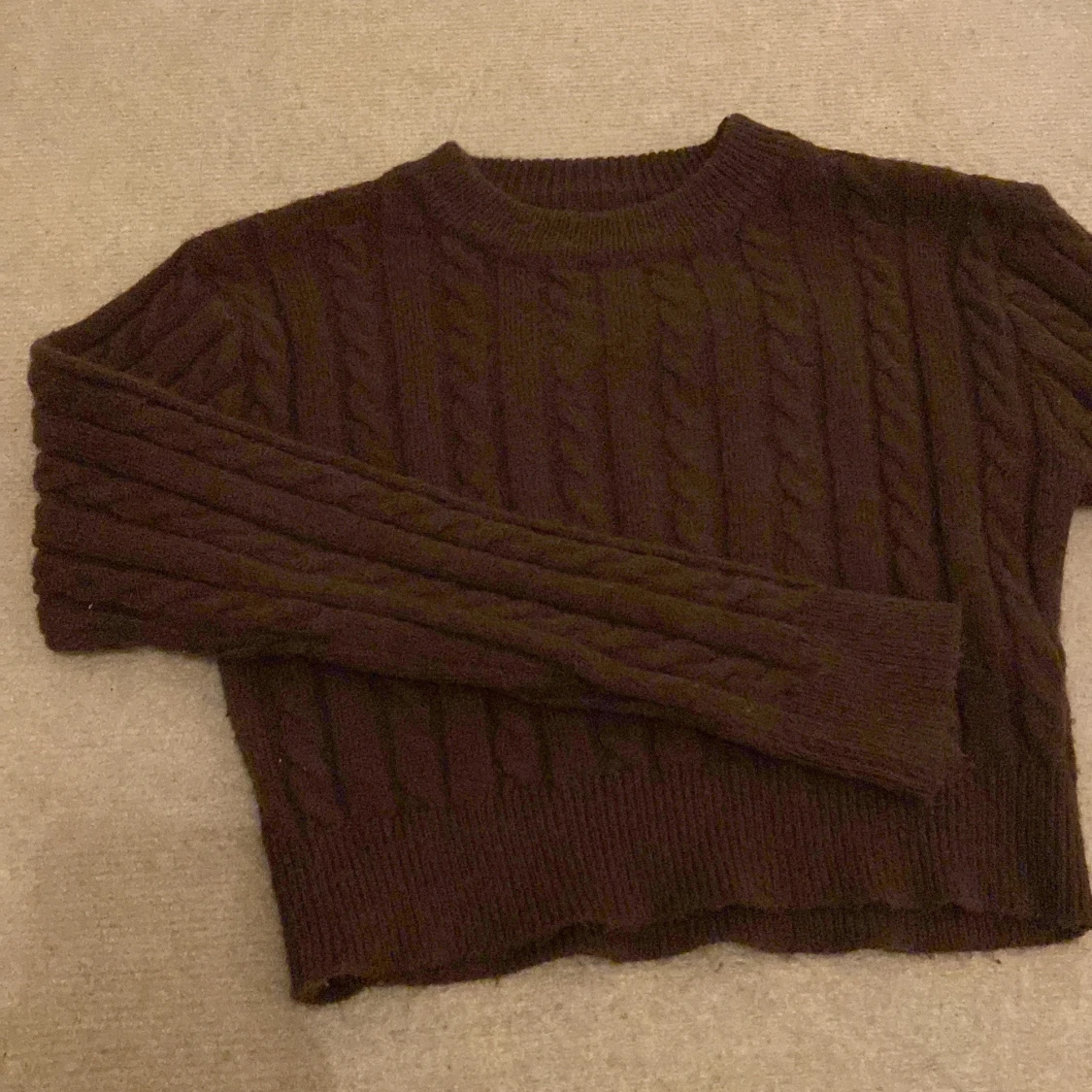 Brun stickad tröja
