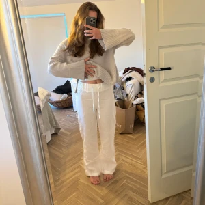 Vita byxor från A-Dsgn - Säljer ett par vita linne från A-Dsgn i storlek XS. Använda 1 gång, uppsydda så de passar mig som är 162cm