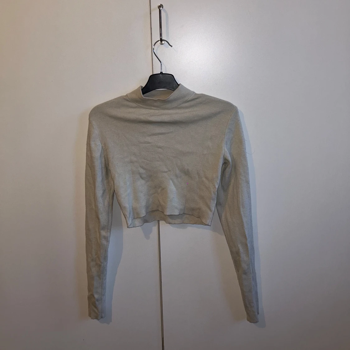 Beige croppad tröja från Weekday