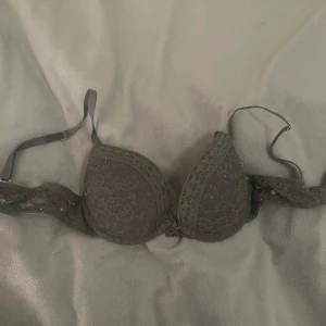 bh 75A super push - Grå bh med mycket push 75A, fint skick men nopprig 🩶