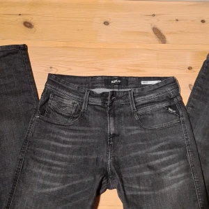 Replay Anbass Jeans - Säljer nu ett par feta Replay jeans👖 I model "Anbass" i snygg svart wash. | Skick: 10/10🌟 | Passform: Slim/straight | Storlek: W30/L32 | Pris: 849 kr | Skriv mid minsta fundering!😊