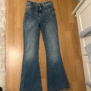 JP Peachy Flare Jeans BIKBOK - Säljer mina utsvängda jeans köpta från BikBok (modellen och färgen finns inte längre), de är mellan låg- och högmidjade men mer åt hög. Har knappt använt jeansen så de är fortfarande i nyskick! Storlek S men passar mig som är både S/M då de är stretchiga. ➕ Ser lite skrynkliga ut pga de legat vikta i min garderob. Sitter jättefint på kroppen och vid rumpan. PM för bilder och info 😁🤍 PS: pris går att diskutera