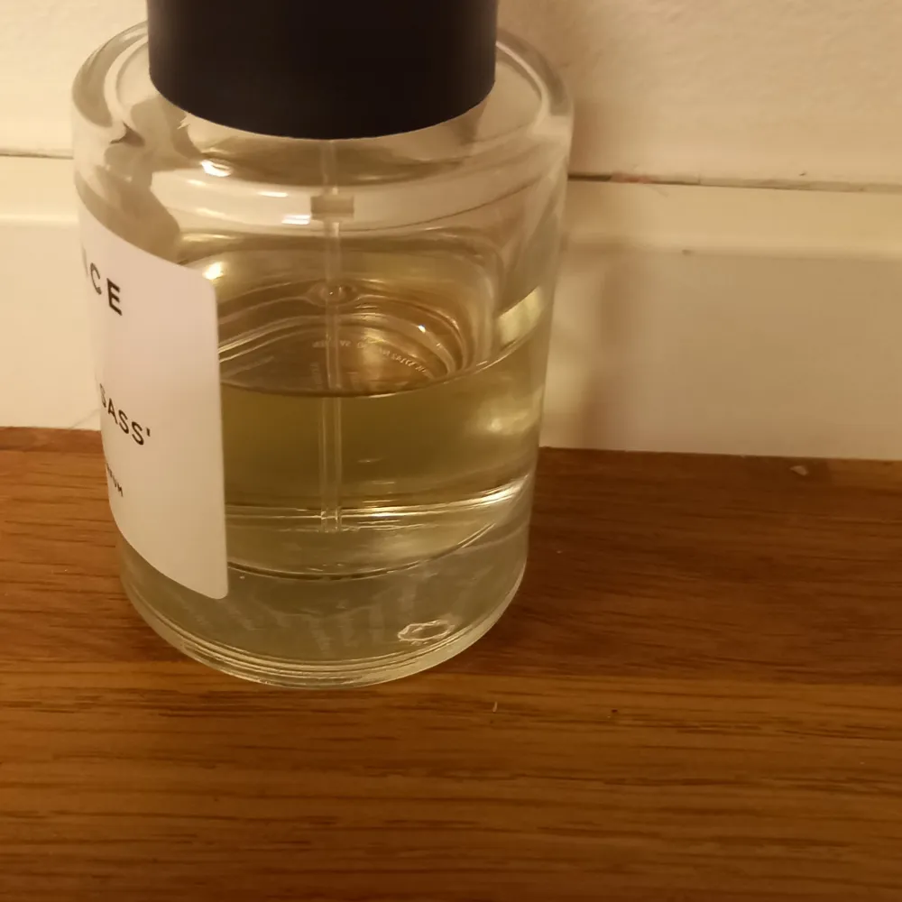 Säljer en flaska Essnce Vanilla Sass' Eau de Parfum. Se bild hur mycket använd.. Parfym.