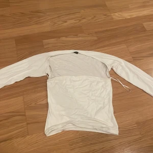 Vit långärmad topp från Gina Tricot - Säljer en vit långärmad topp från Gina Tricot i storlek S. Perfekt för både vardag och fest! Toppen är i bra skick och har en enkel och stilren design. Passar perfekt till jeans eller kjol. Hör av dig vid intresse! 🤍