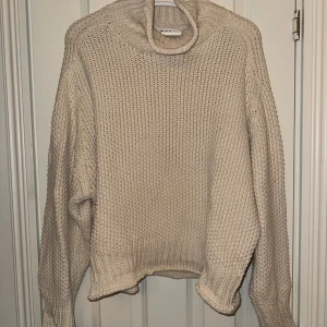 Beige stickad tröja från Wera - Chunky knit stickad tröja från Wera i storlek M. Knappt använd, max 2ggr. Den är i mycket bra skick.