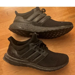 Adidas ultraboost  - Helsvarta ultraboost med ett mycket bra skick säljs för 500kr, nypris för dessa skor är ca 2000kr. Perfekt till träning och vardagliga skor. Jag säljer för jag inte använder de så för 500kr är det ett värt köp! Storleken är 42 2/3 så den passar dig som vanligtvis bär 42 eller 43