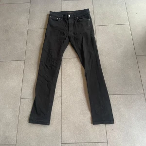 Nudie jeans ”Lean Dean” - Säljer ett par svarta jeansbyxor i mycket bra skick. De har en slim passform och är högmidjade, vilket ger en snygg och modern look. Perfekta för både vardag och fest! 🖤Storlek: W29 L30